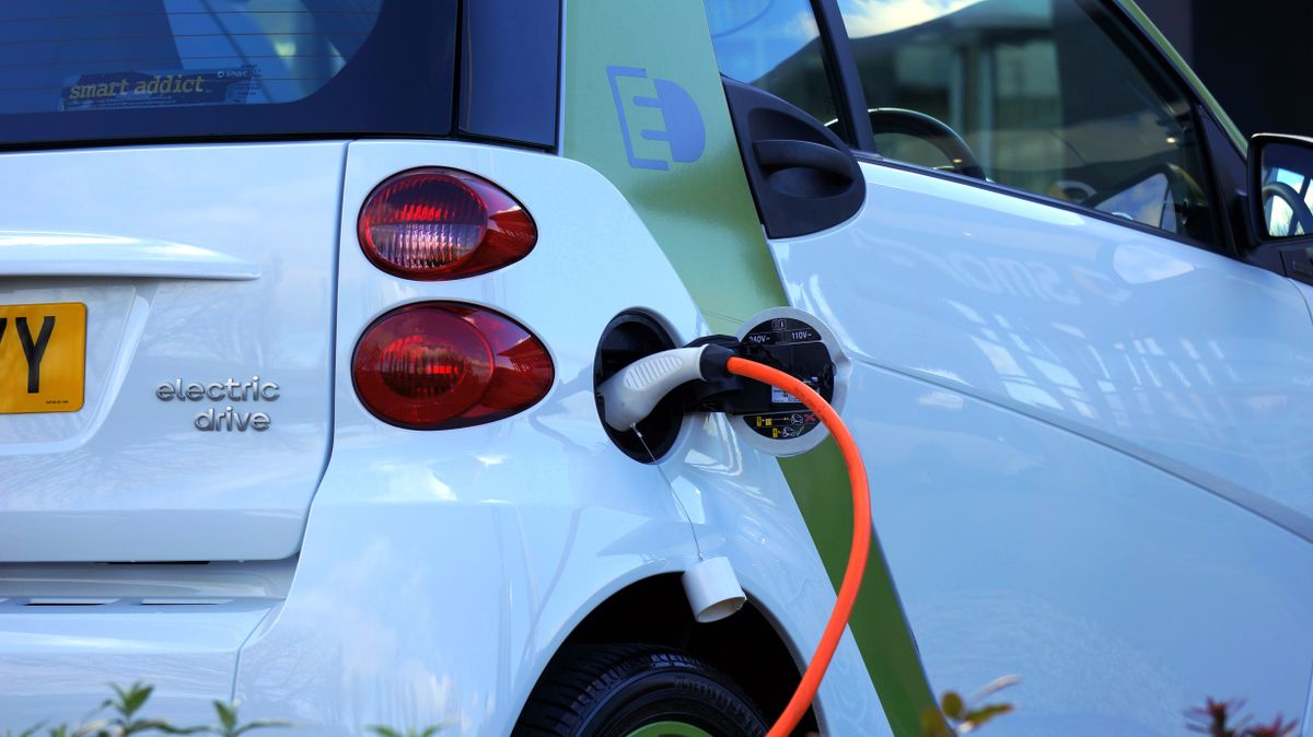 Efficient electric vehicle supporting cleaner fleet operations